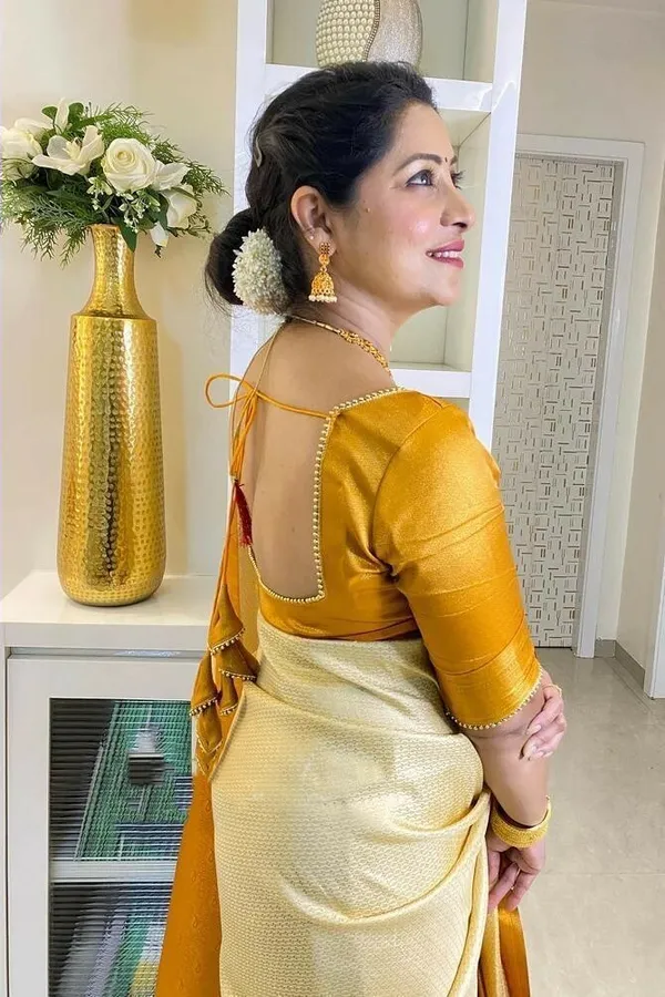 White_Woven_Banarasi_Jacquard_Saree_(White)